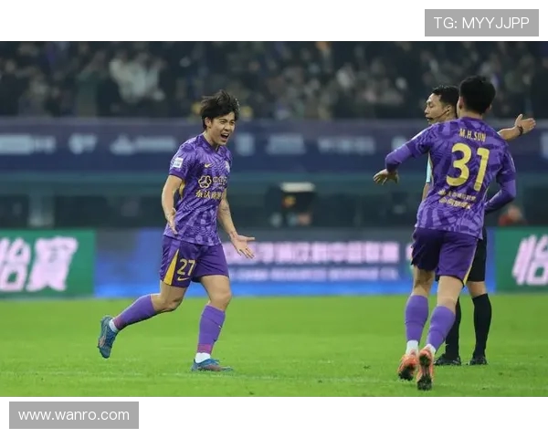 上海申花迎战北京北控争夺中超联赛关键三分全力以赴展现球队实力