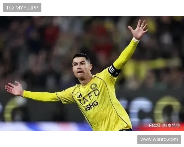 球迷疯狂冲入赛场抢夺C罗球衣引发热议的奇葩瞬间 球迷疯狂冲入赛场抢夺C罗球衣引发热议的奇葩瞬间