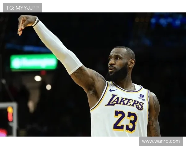 詹姆斯在对阵魔术的比赛中狂砍38分8篮板8助攻展现统治力